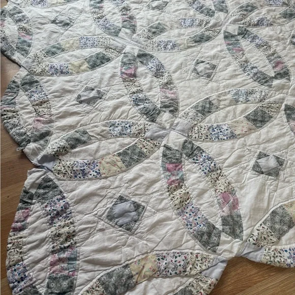 80x80 Gorgeous Vintage Double Wedding Ring Quilt - Needs Repair/Has a Few Stains - Picture 2 of 8